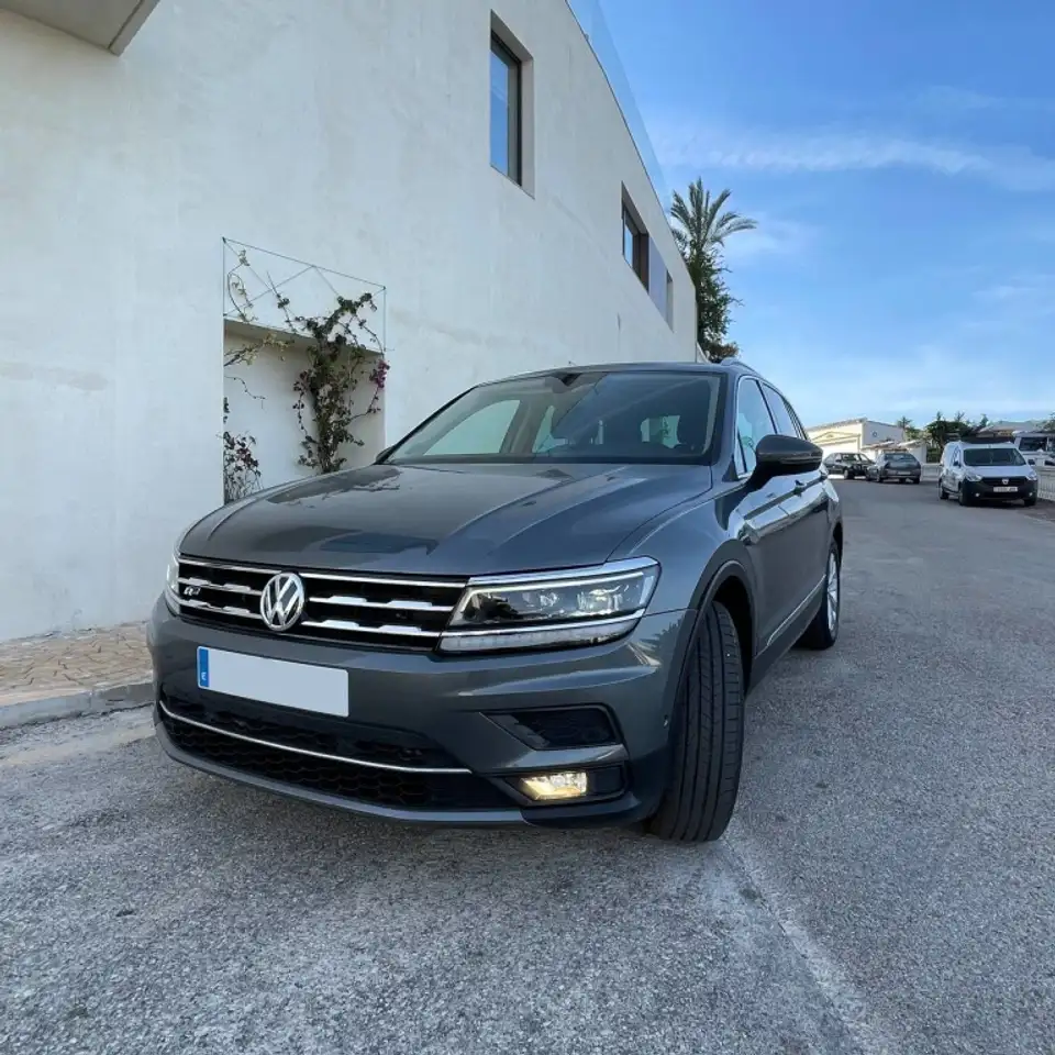 Renting Volkswagen Tiguan Allspace 2.0TDI Sport 4M DSG 140kW Gris