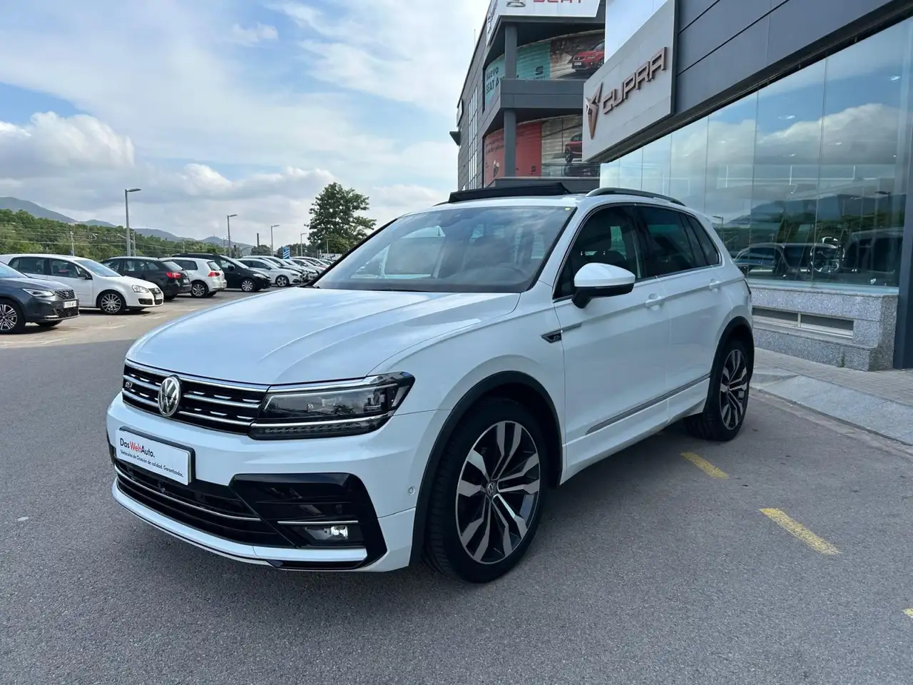 Renting Volkswagen Tiguan 2.0TDI Sport 4Motion DSG 140kW Blanco 2