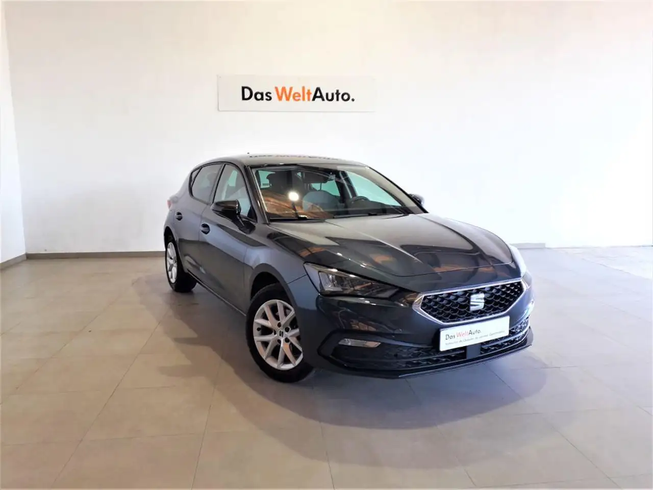 Renting SEAT Leon 2.0TDI S&S Style XS 115 Gris 1