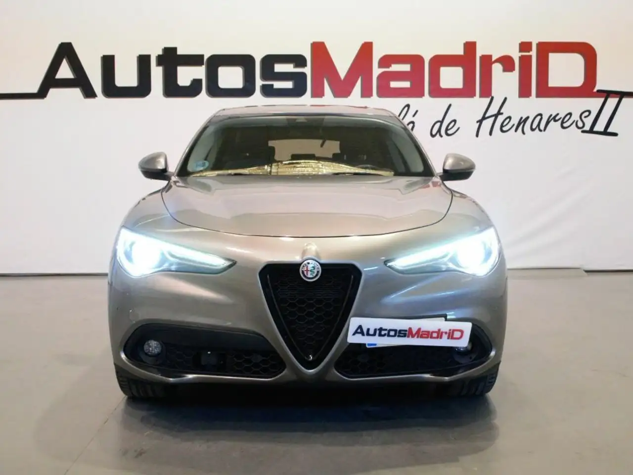 Renting Alfa Romeo Stelvio 2.2 Diésel 118kW (160CV) Sprint RWD Gris