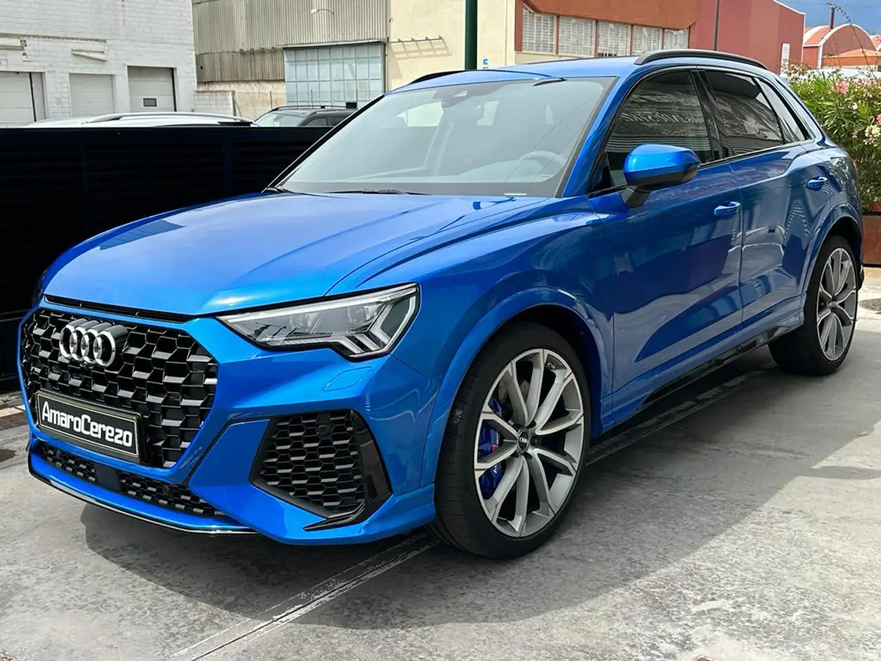 Renting Audi RS Q3 2.5 TFSI quattro S tronic Azul