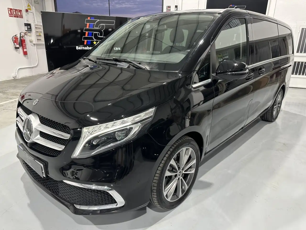 Renting Mercedes-Benz V 220d Largo Avantgarde Negro 1