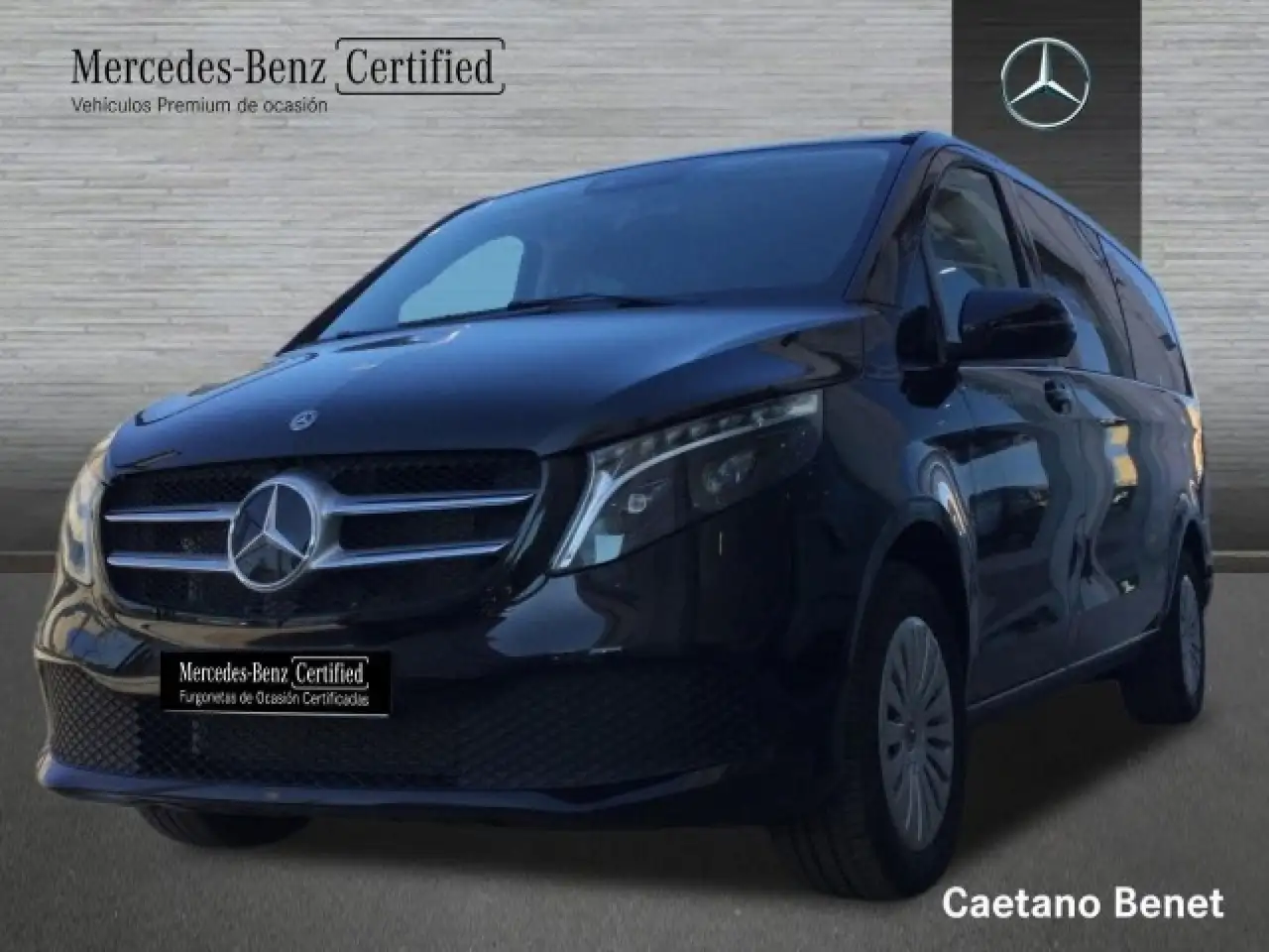 Renting Mercedes-Benz V 300d Extralargo