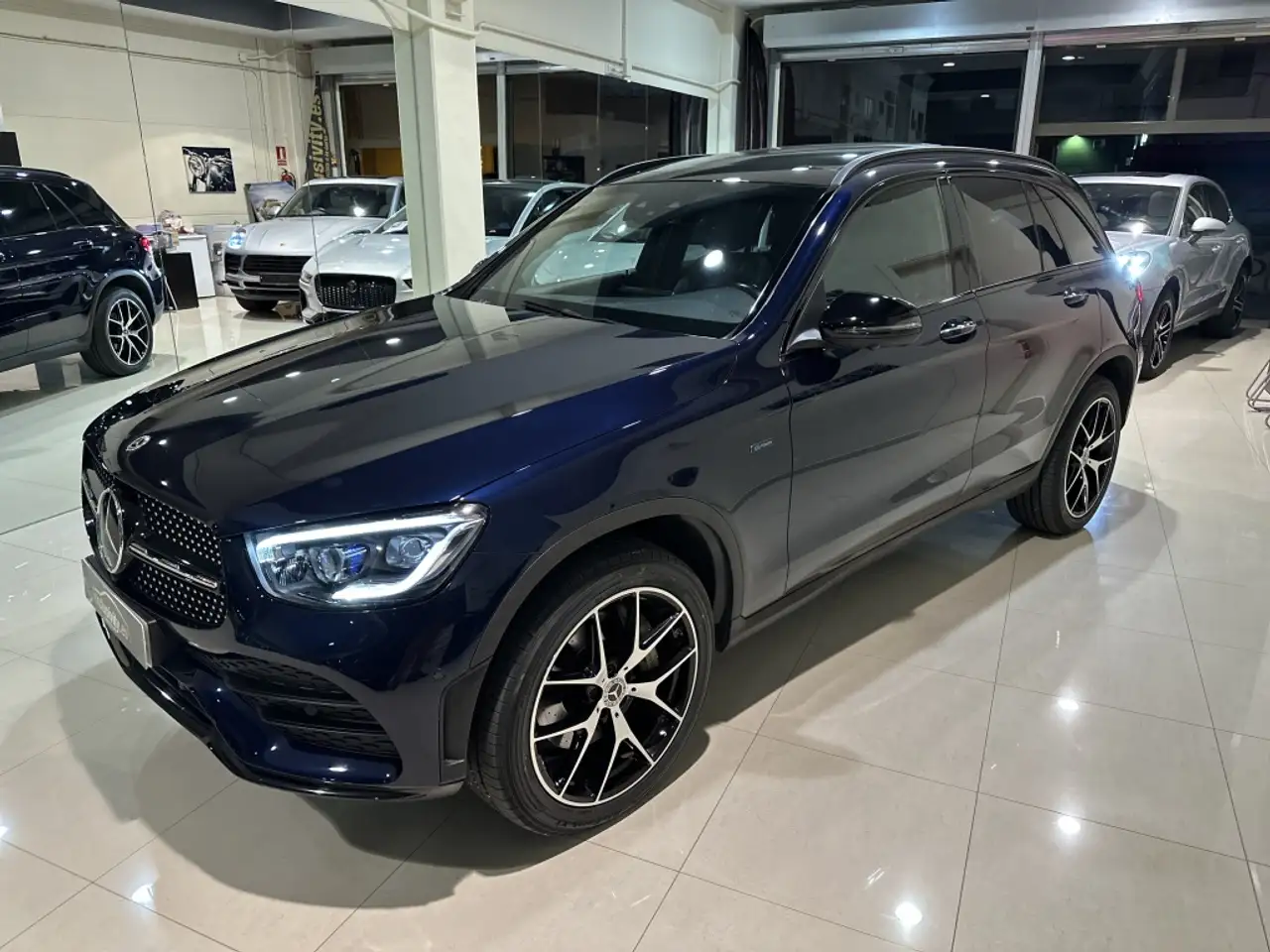 Renting Mercedes-Benz GLC 300 300de 4Matic 9G-Tronic Azul