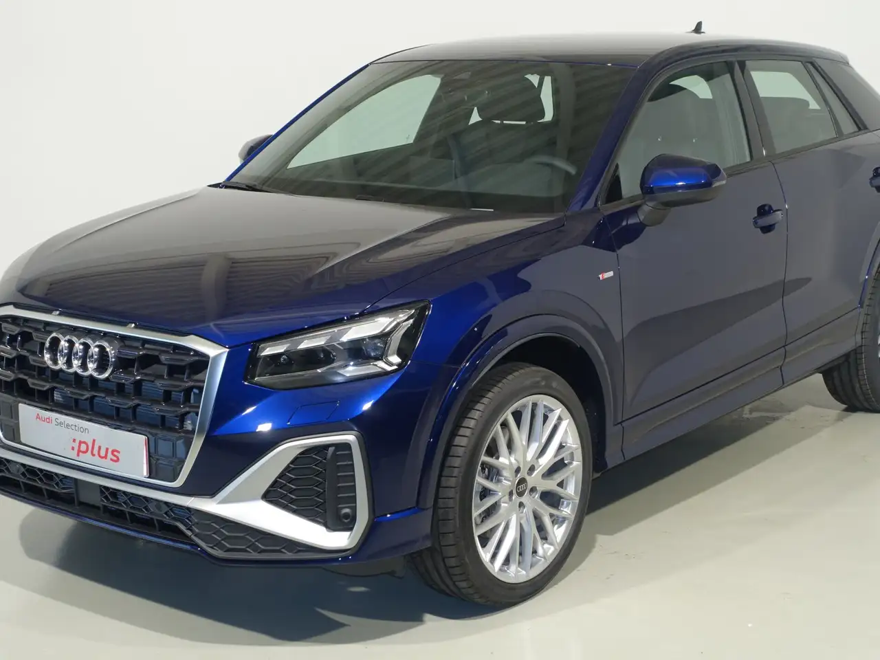 Renting Audi Q2 35 TDI Adrenalin S tronic 110kW Azul