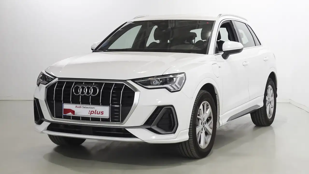 Renting Audi Q3 45 TFSIe S line S-tronic Blanco