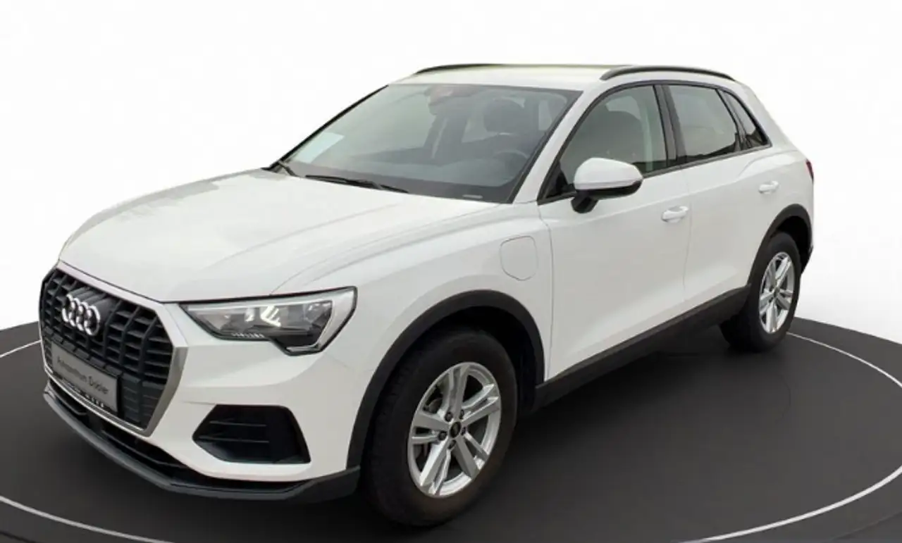 Renting Audi Q3 45 TFSIe S-tronic Blanco