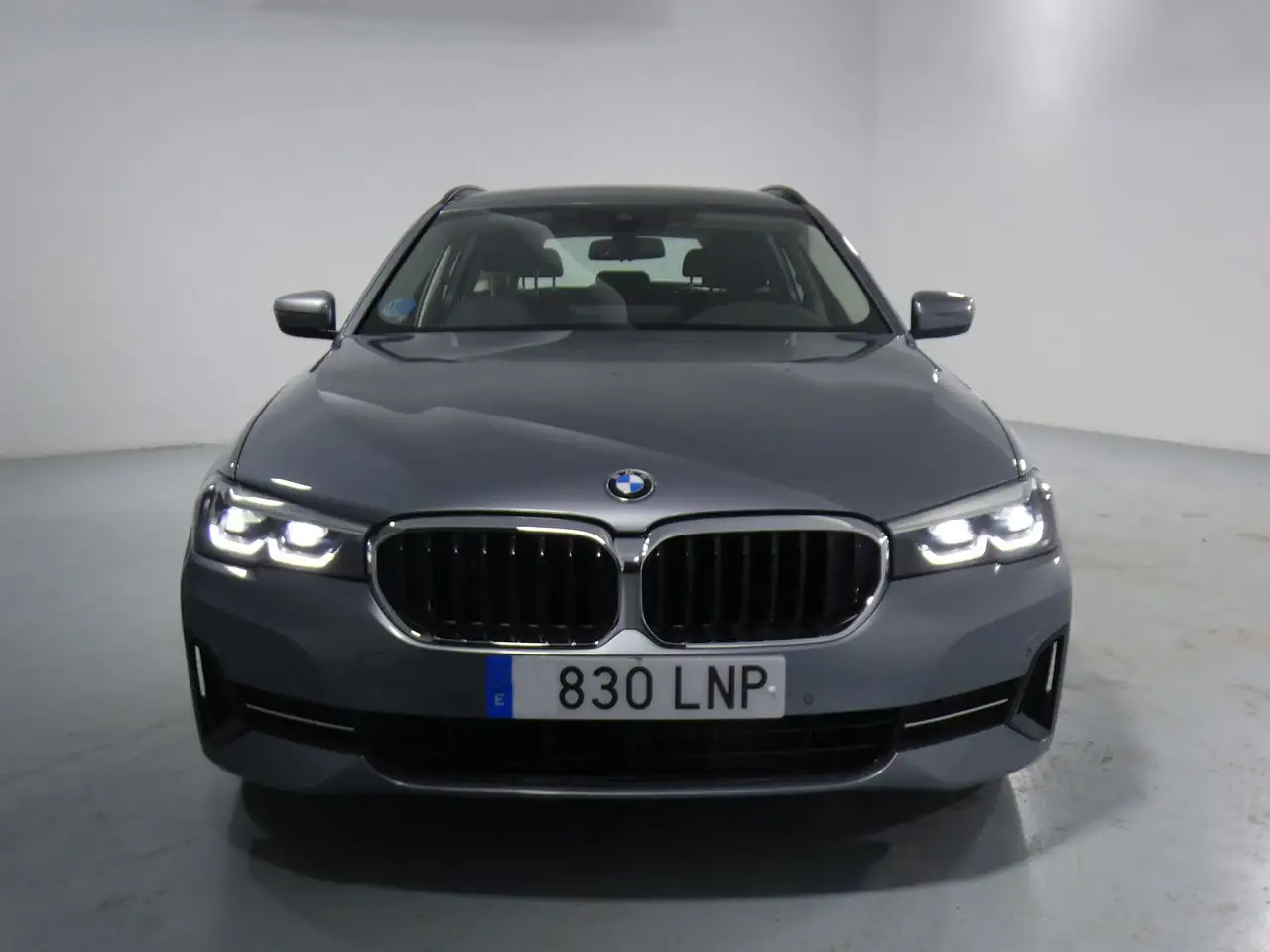 Renting BMW 520 520d Gris 1