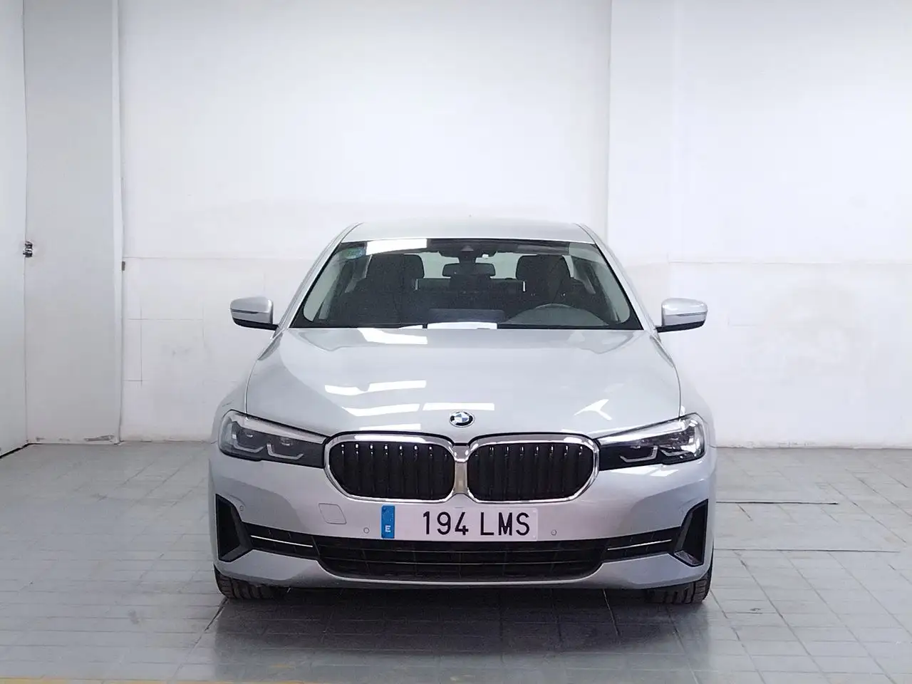 Renting BMW 520 520d Gris