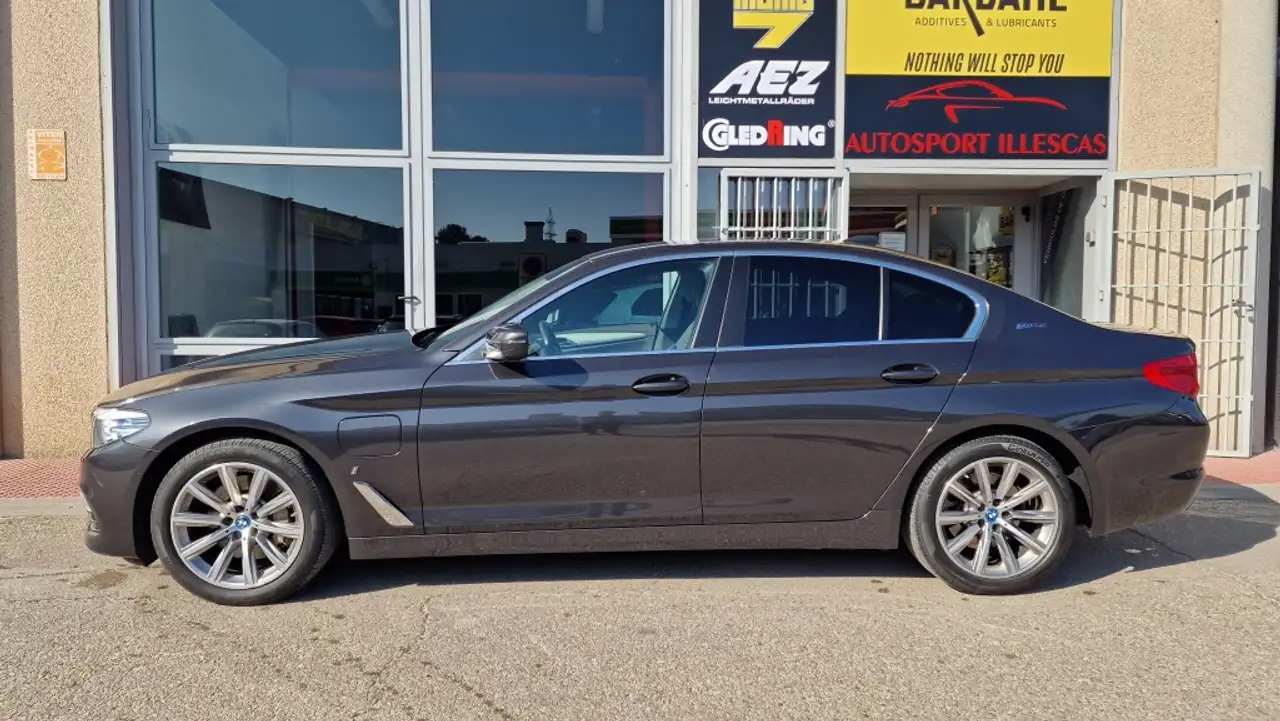 Renting BMW 530 530e iPerformance Gris