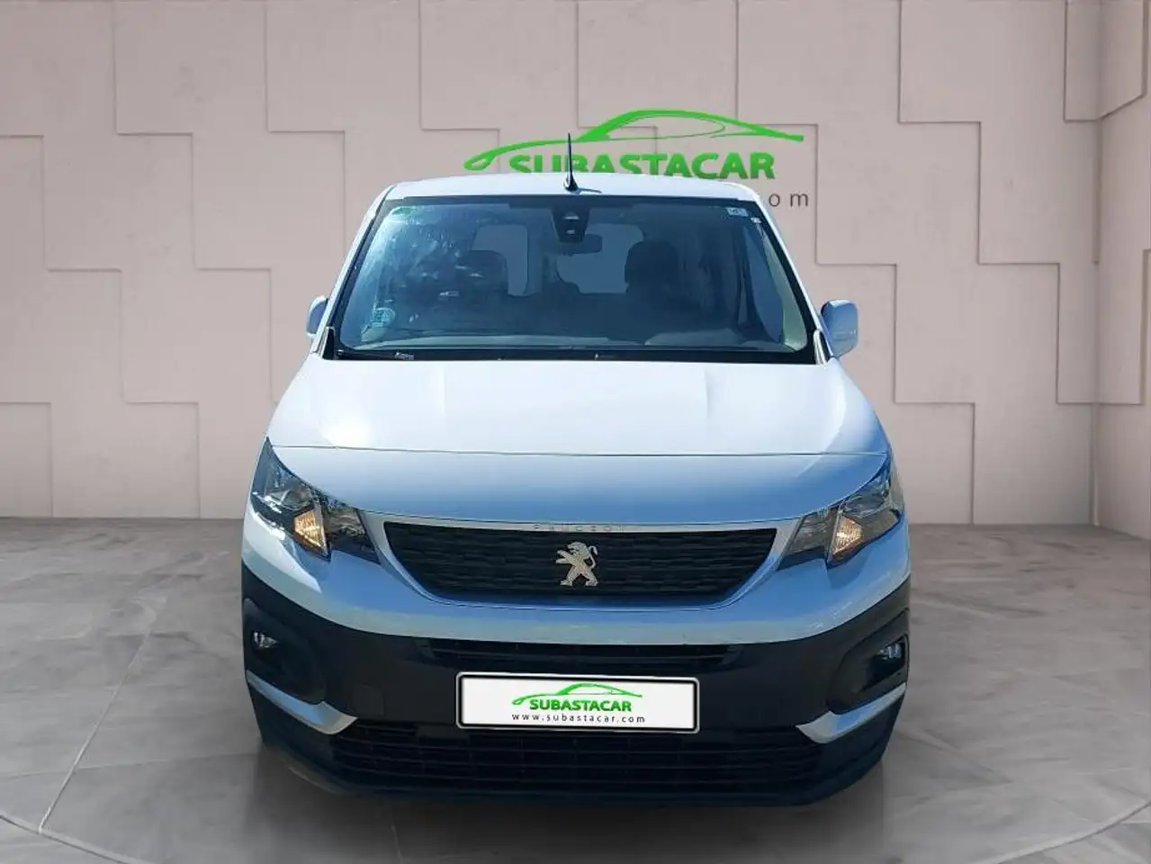 Renting Peugeot Rifter Active Standard BlueHDi 73kW (100CV) Blanco