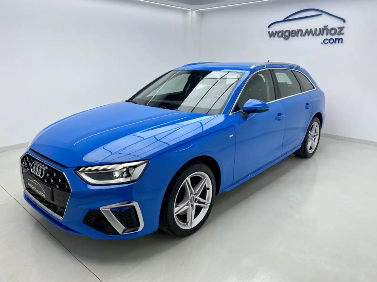 Renting Audi A4 Avant 35 TDI S line S tronic 120kW Azul