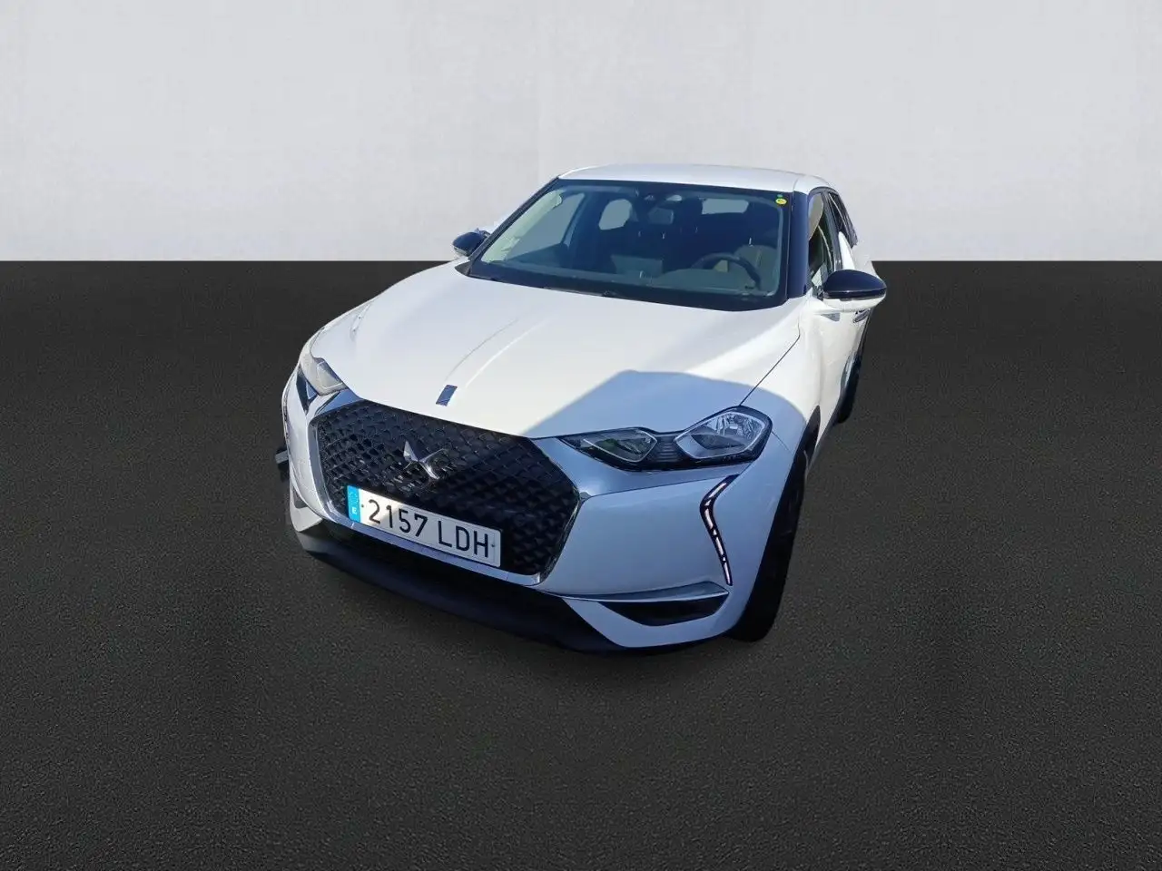 Renting DS Automobiles DS 3 Crossback BlueHDi 73 kW Manual SO CHIC Blanco 4