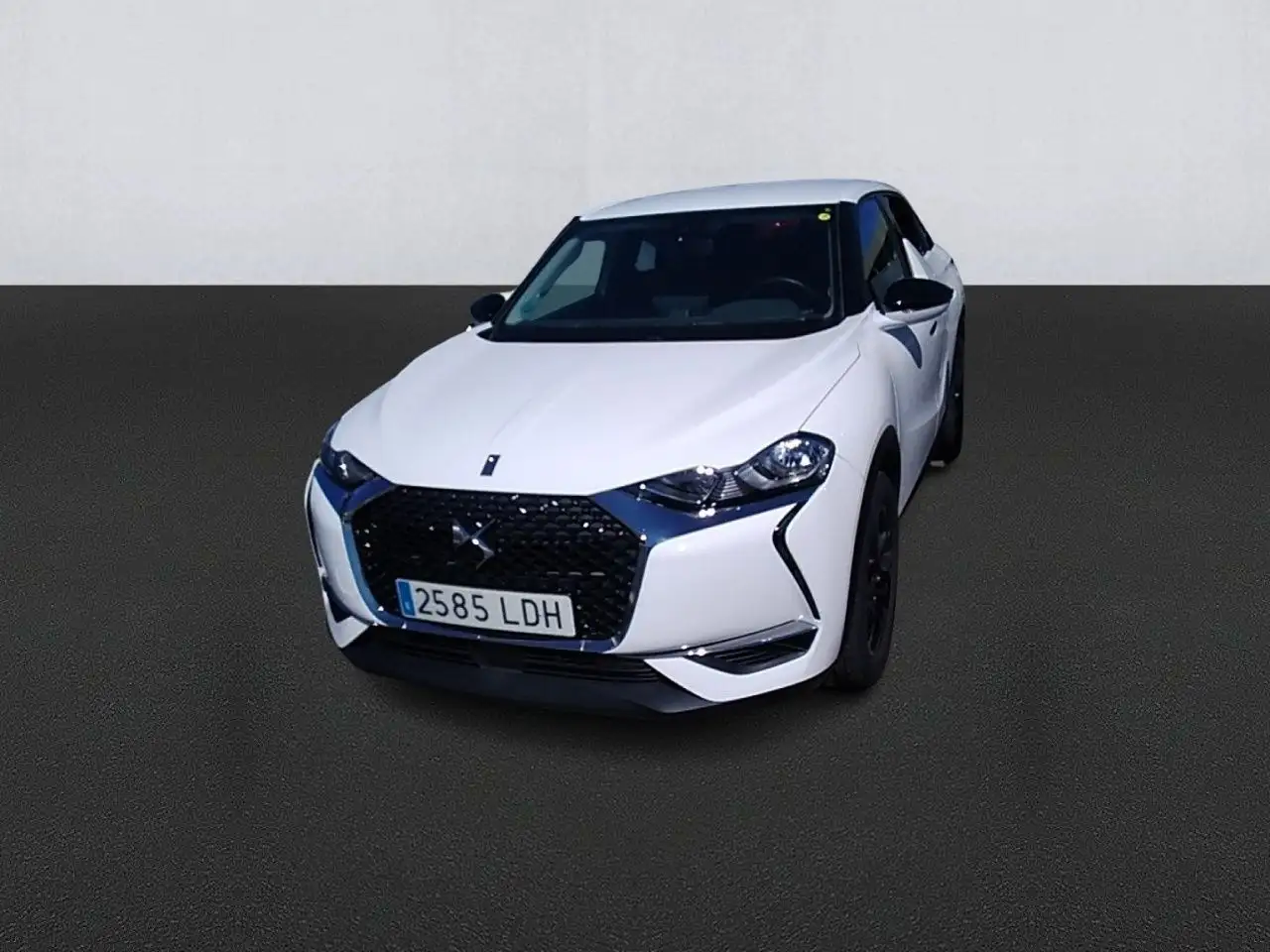 Renting DS Automobiles DS 3 Crossback BlueHDi 73 kW Manual SO CHIC Blanco 8