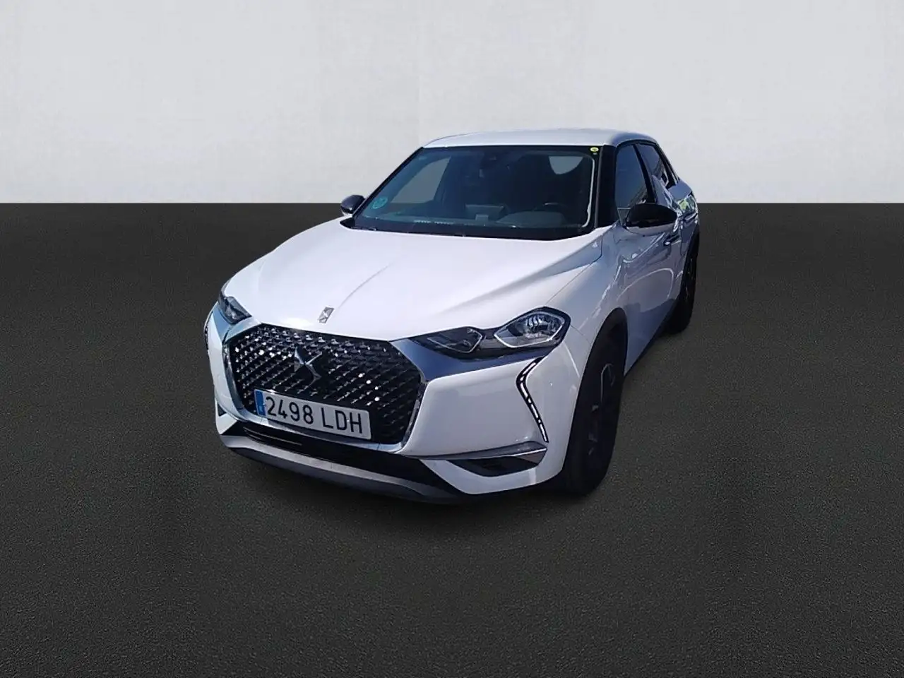 Renting DS Automobiles DS 3 Crossback BlueHDi 73 kW Manual SO CHIC Blanco 2