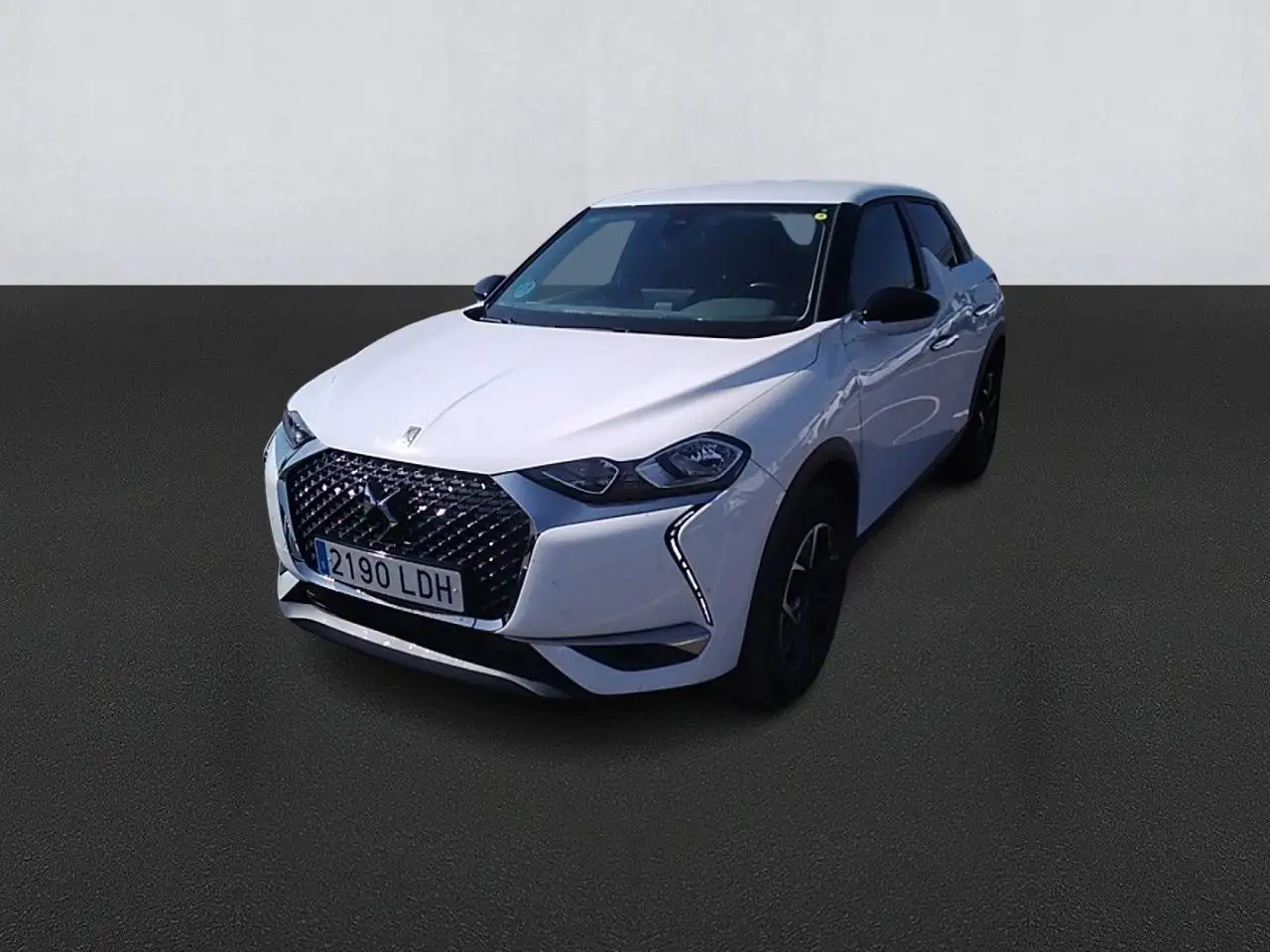 Renting DS Automobiles DS 3 Crossback BlueHDi 73 kW Manual SO CHIC Blanco 1