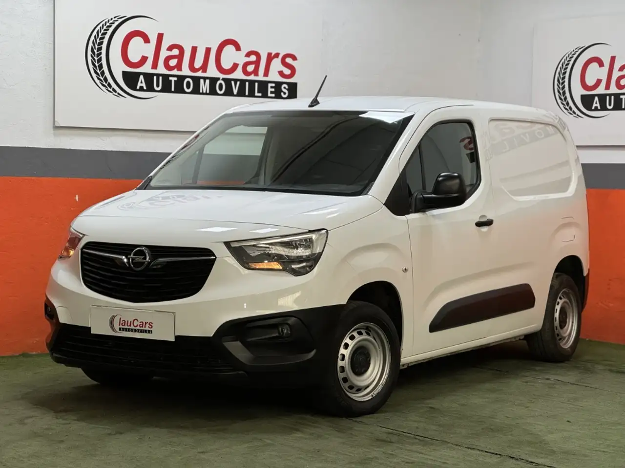 Renting Opel Combo N1 Cargo 1.5TD S&S L 650 Express 100 Blanco 4