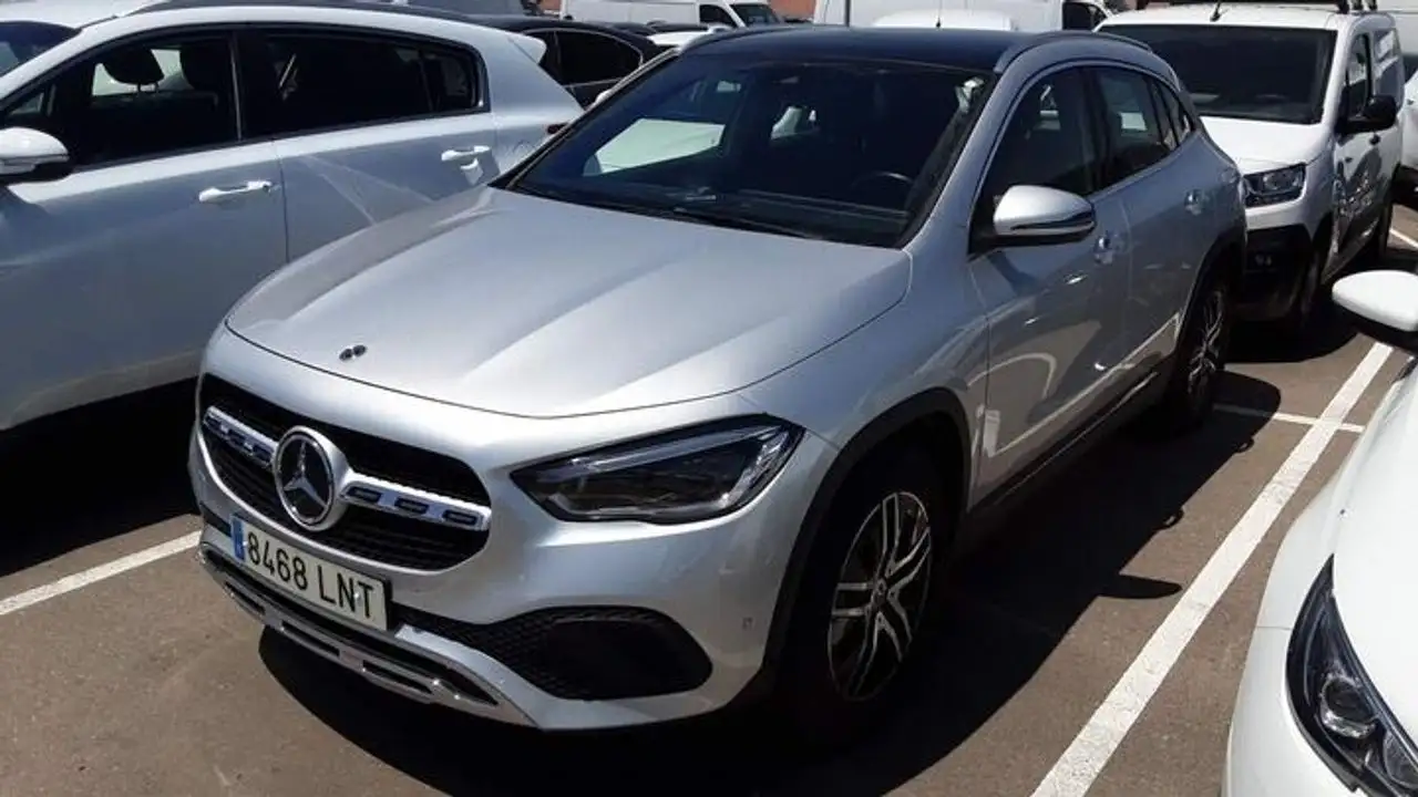 Renting Mercedes-Benz GLA 220 D 4 MATIC+PAQ PREMIUM PLUS+BOLA REMOLQUE Gris