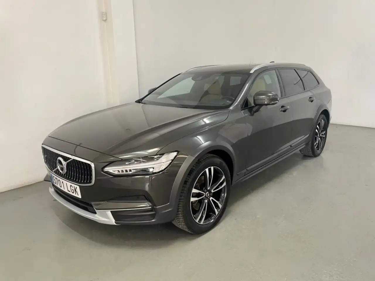 Renting Volvo V90 Cross Country D4 AWD Aut. Gris