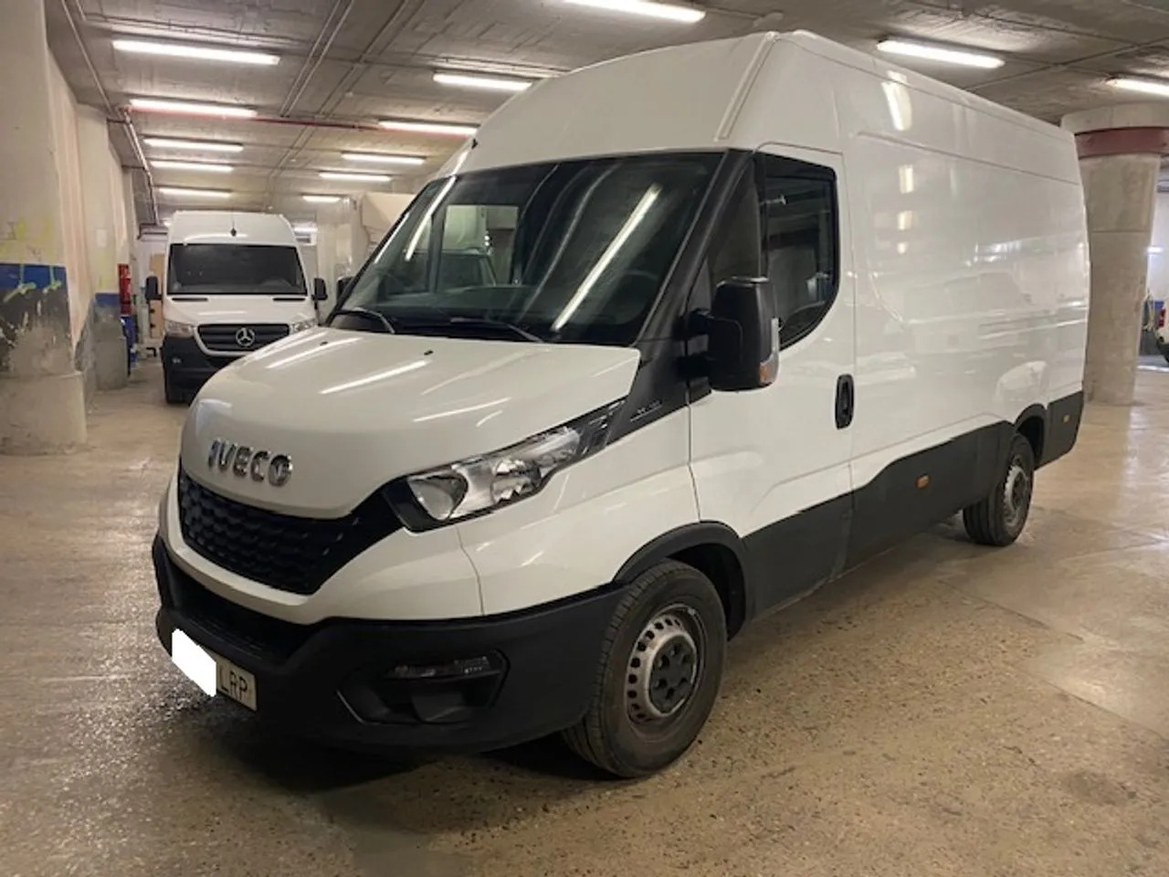 Renting Iveco Daily Furgón 35S16 V 3520L H2 12.0 160cv