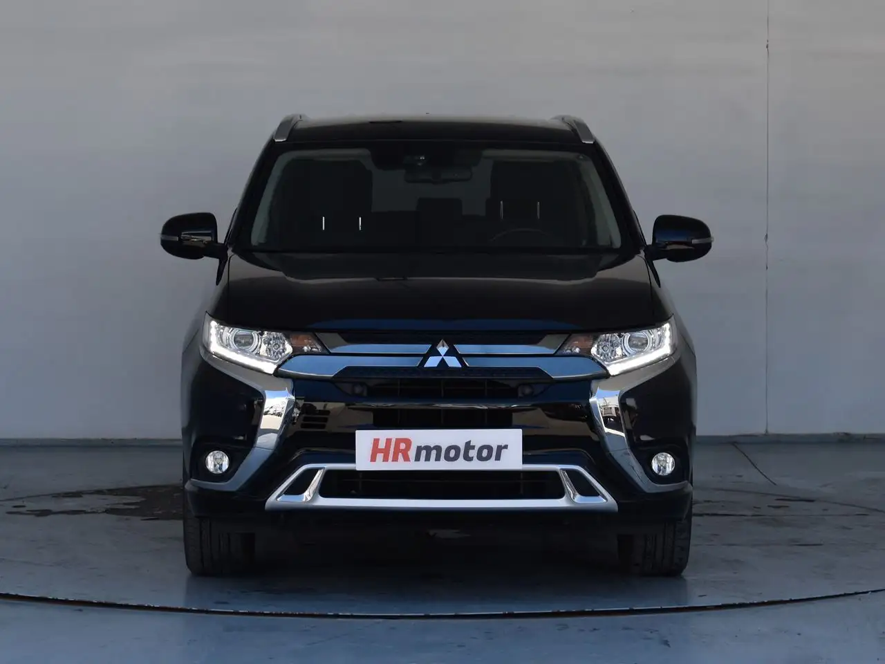 Renting Mitsubishi Outlander PHEV Motion 4WD Negro