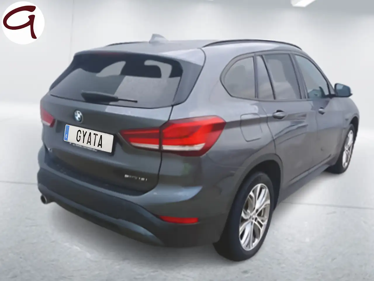 Renting BMW X1 sDrive 18iA Gris 5