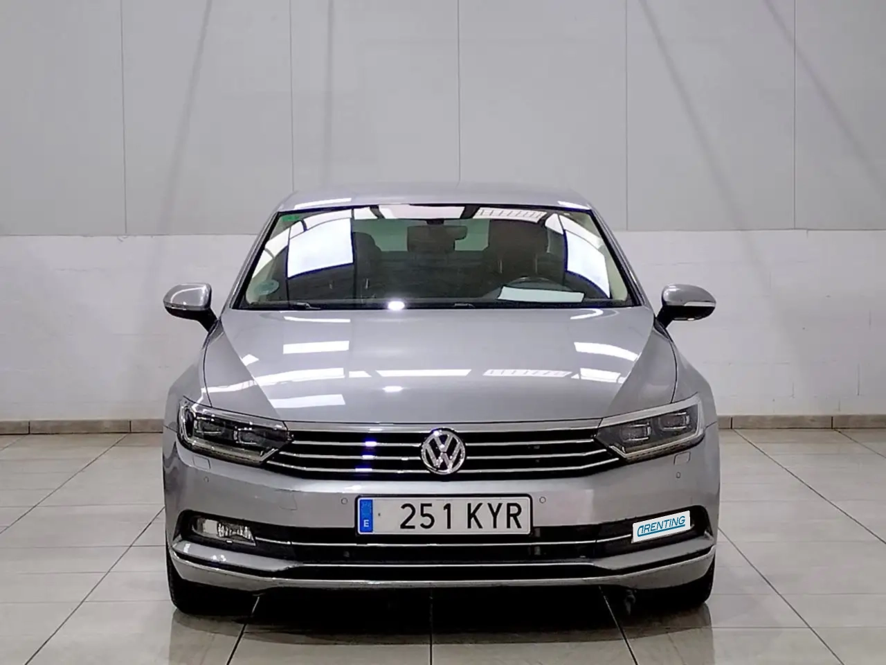 Renting Volkswagen Passat Sport BMT Gris