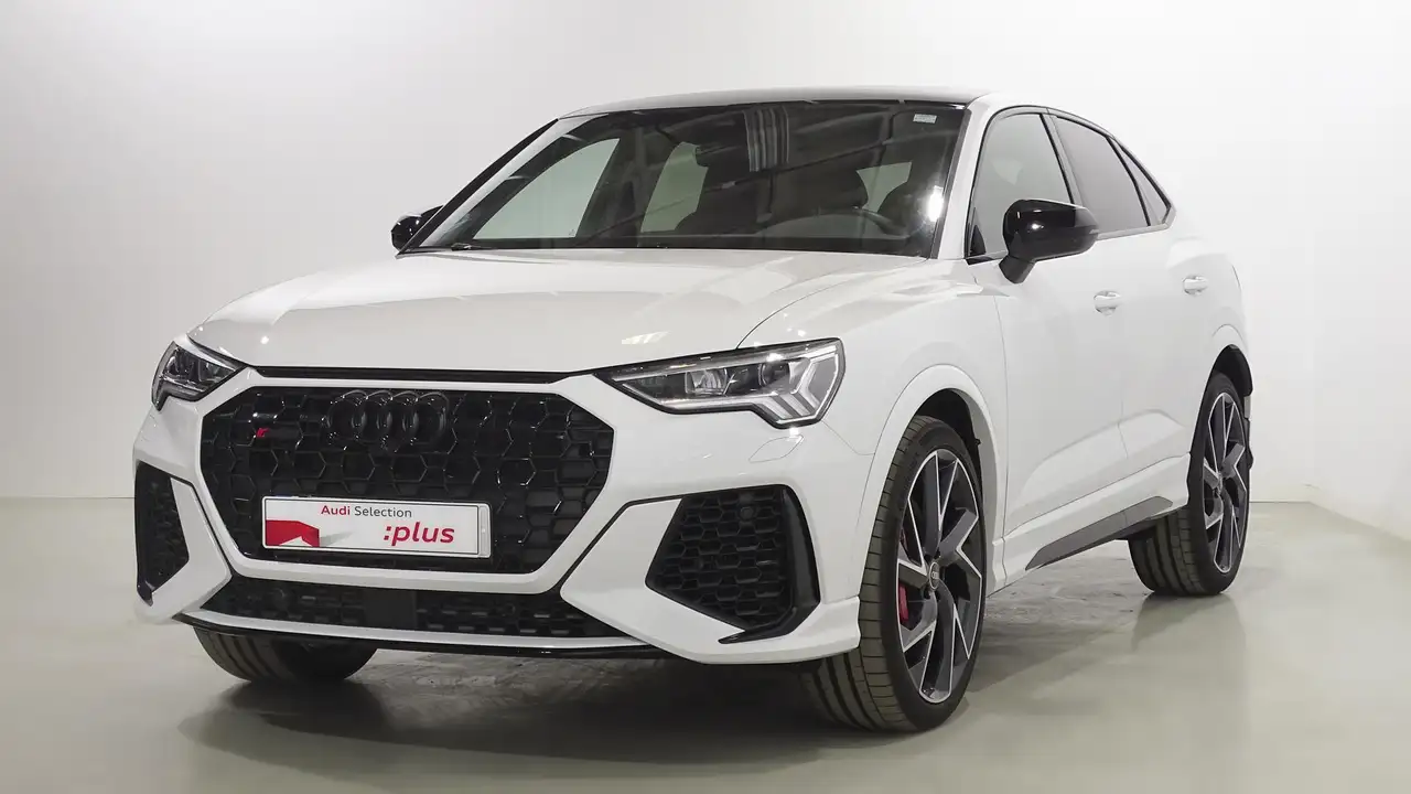 Renting Audi RS Q3 Sportback 2.5 TFSI quattro S tronic Blanco