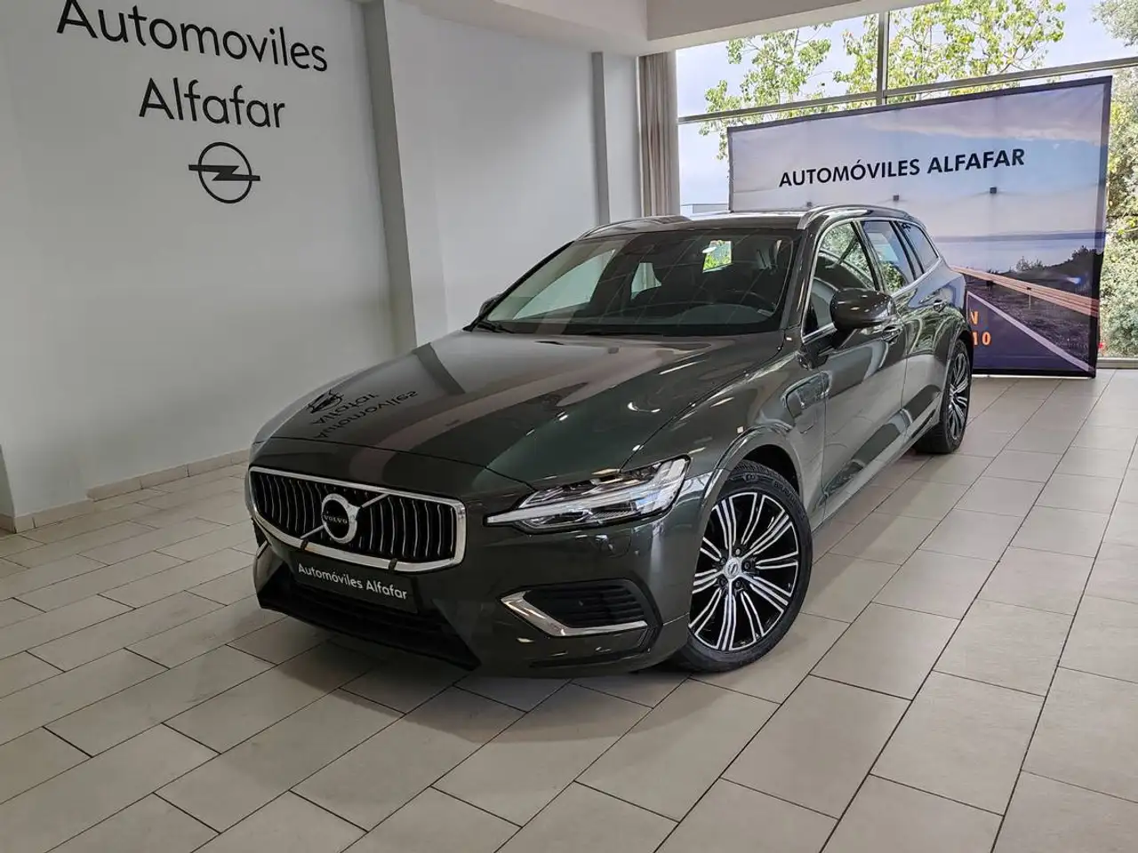 Renting Volvo V60 T8 Twin Inscription AWD Gris 1