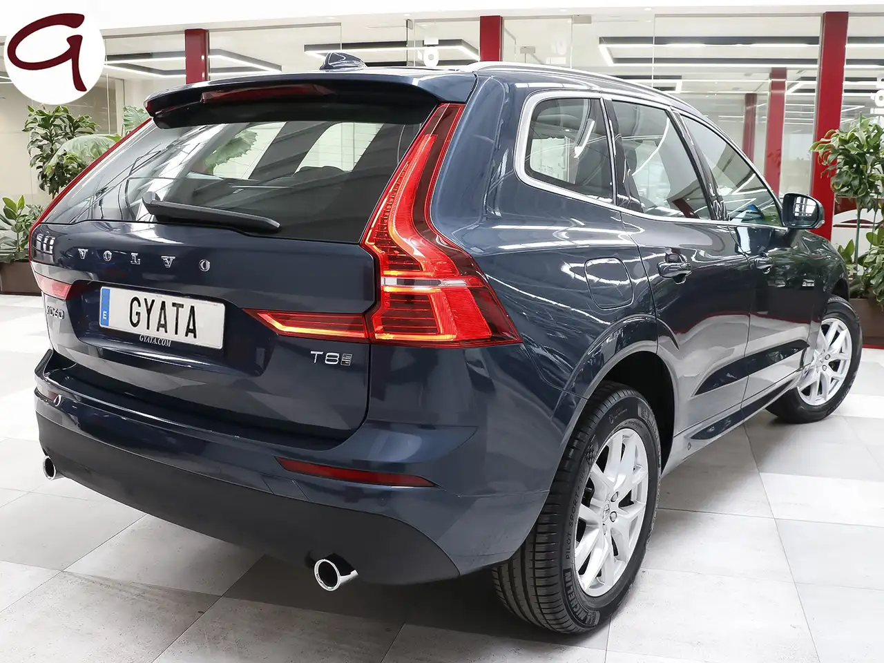 Renting Volvo XC60 T8 Twin Momentum Azul