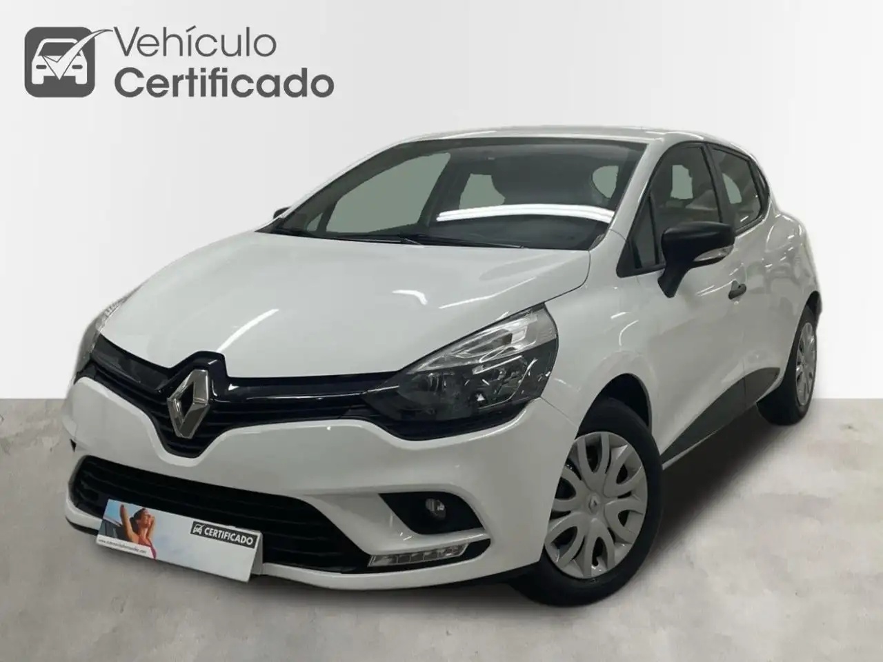 Renting Renault Clio TCe Energy Limited 66kW Blanco