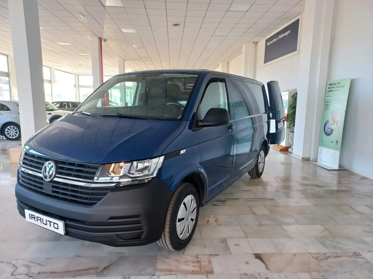 Renting Volkswagen Transporter Furgón 2.0TDI BMT 81kW Azul 2