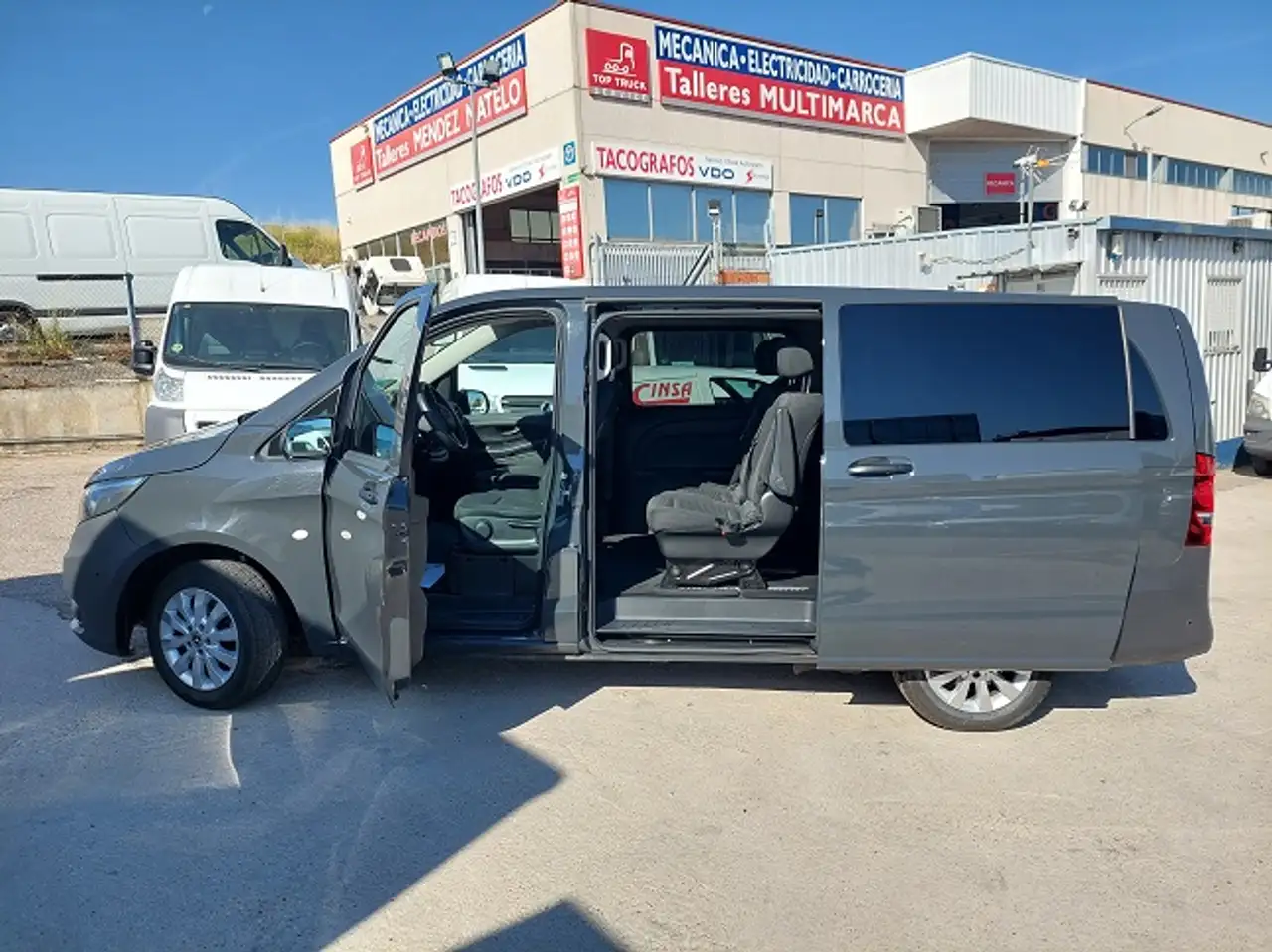 Renting Mercedes-Benz Vito Tourer 114 CDI Base Larga 9G-Tronic Gris