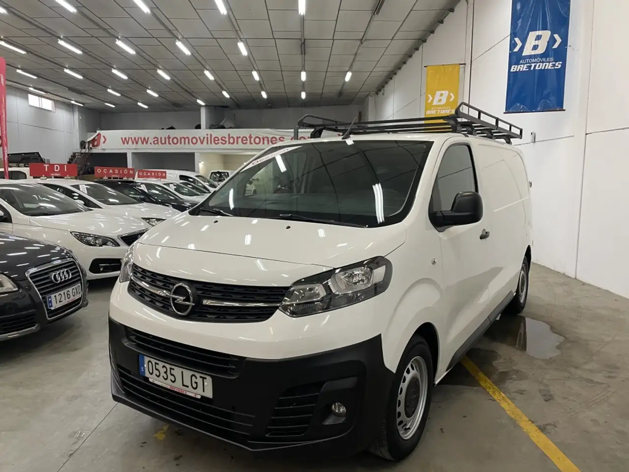 Renting Opel Vivaro DCb. 1.5D M Carga Standard Mampara Plegable Blanco