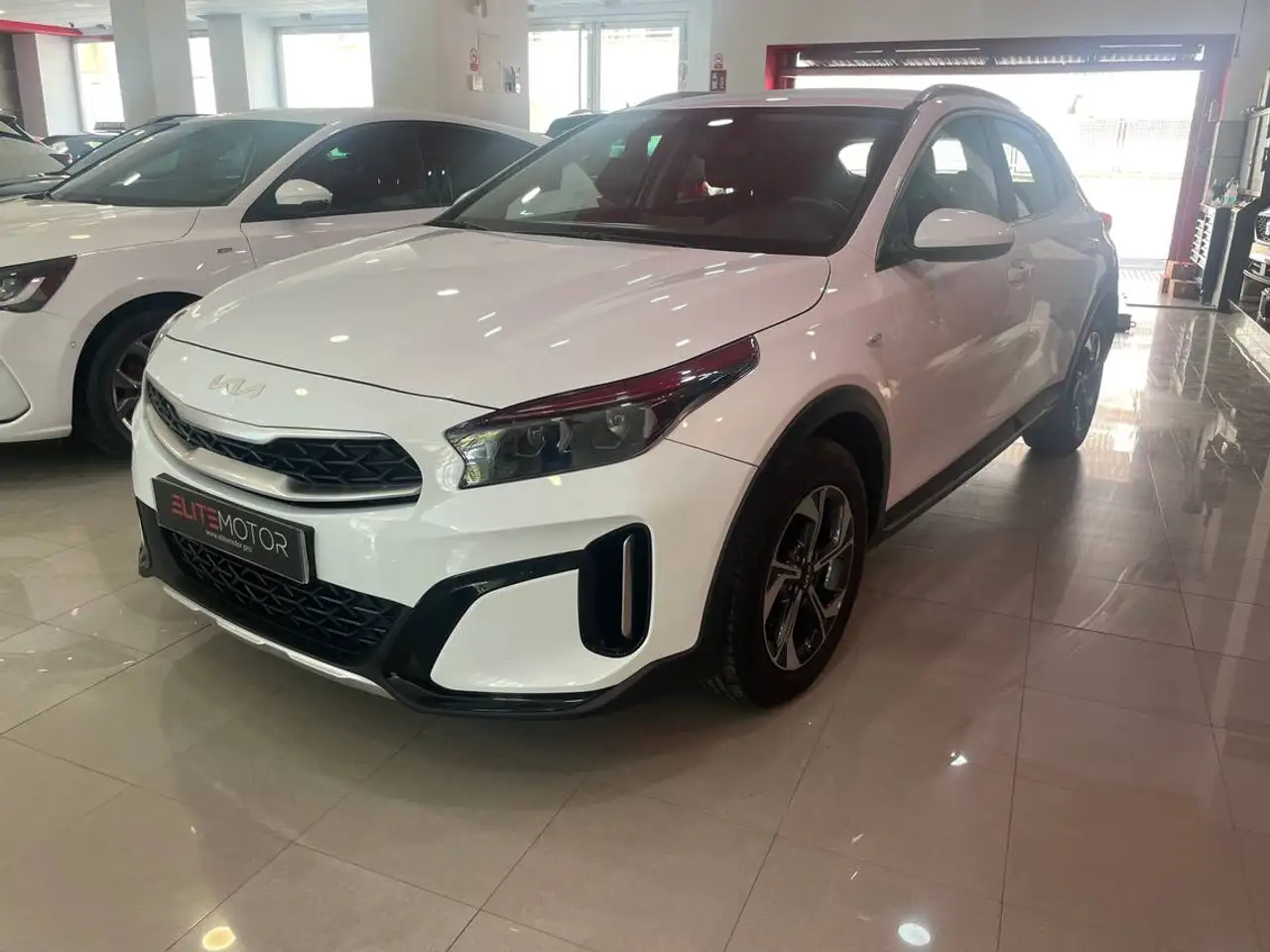 Renting Kia XCeed 1.0 T-GDi Drive Blanco 5