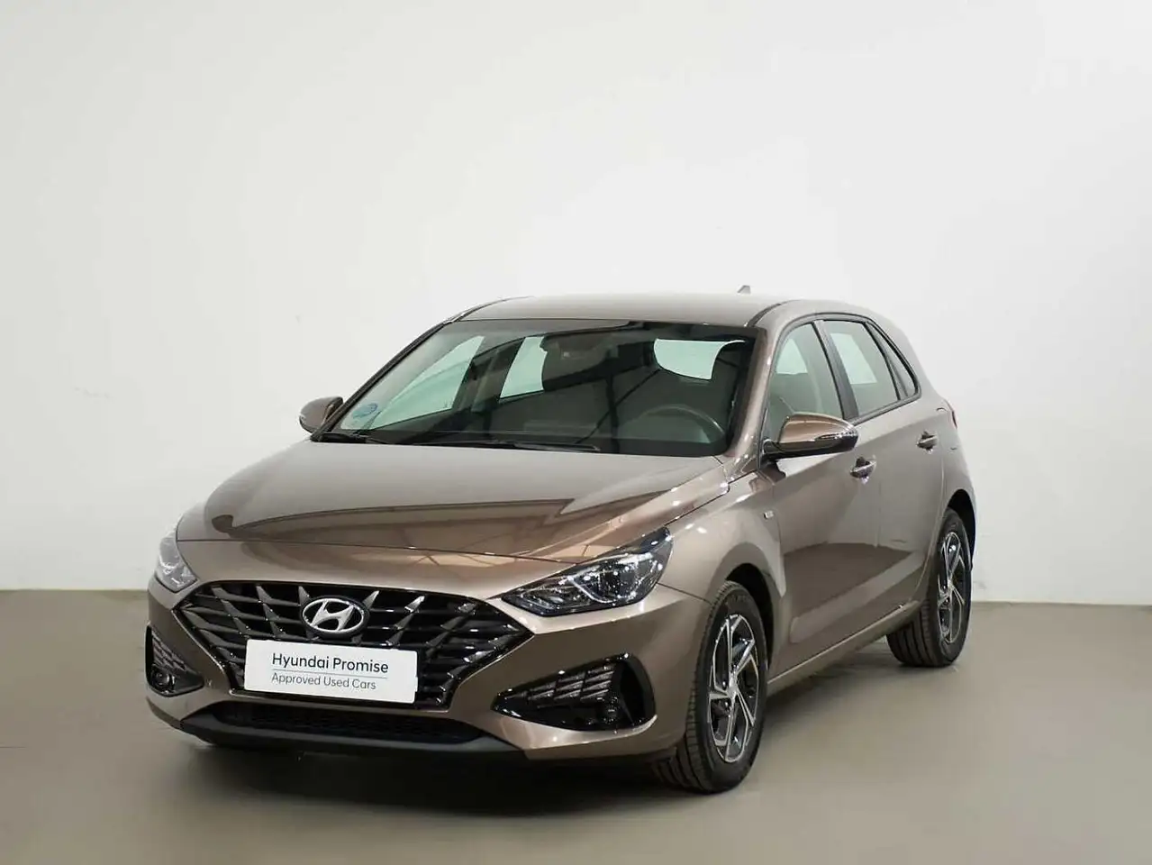 Renting Hyundai i30 1.0 TGDI Klass LR 48V 120 Marrón