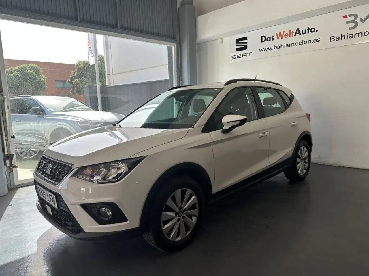 Renting SEAT Arona 1.0 TSI Ecomotive S&S Style 115 Blanco 1