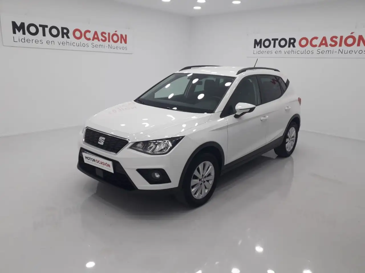 Renting SEAT Arona 1.0 TSI Ecomotive S&S Style 95 Blanco 2