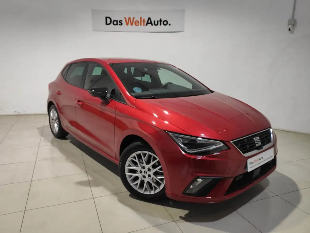 Renting SEAT Ibiza 1.0 TSI S&S FR XS 110 Rojo 3