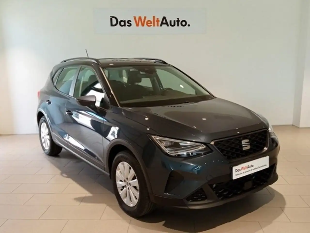 Renting SEAT Arona 1.0 TSI S&S Style 110 Gris 1