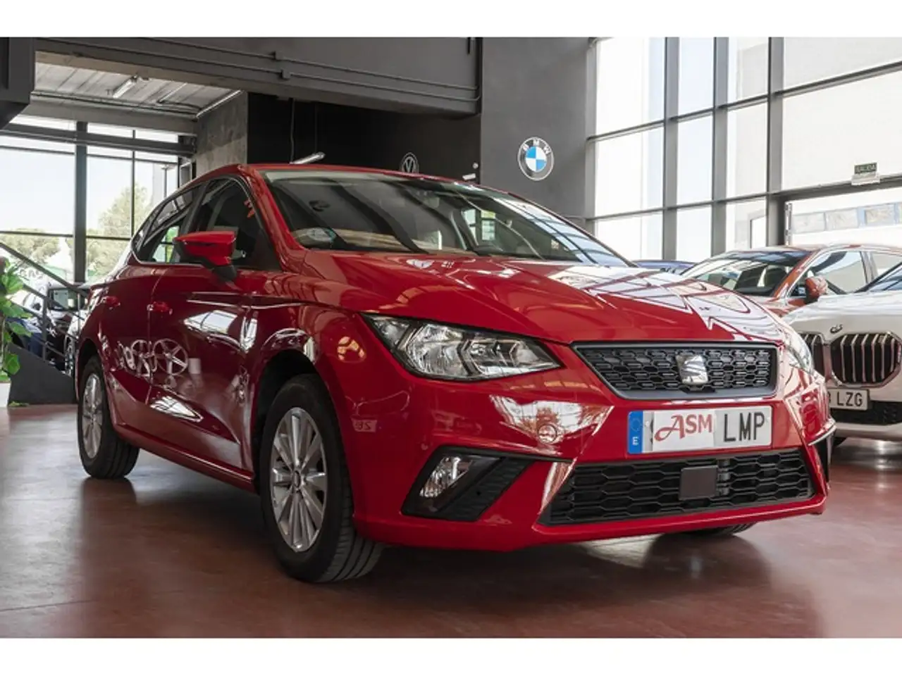 Renting SEAT Ibiza 1.0 TSI S&S Style 95 Rojo 3