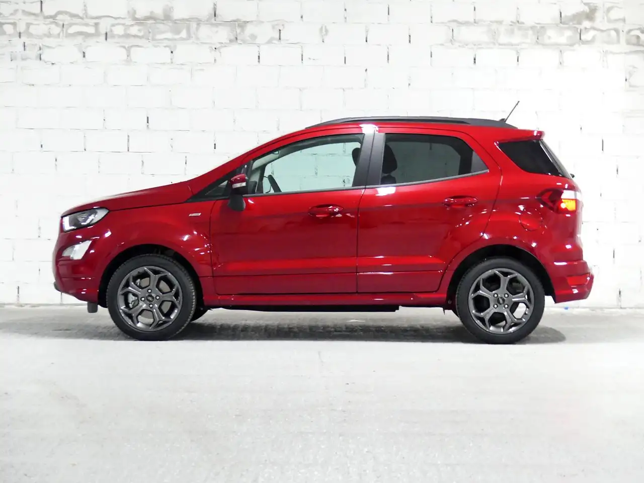 Renting Ford EcoSport 1.0T ECOBOOST 92KW ST LINE 125 5P Rojo