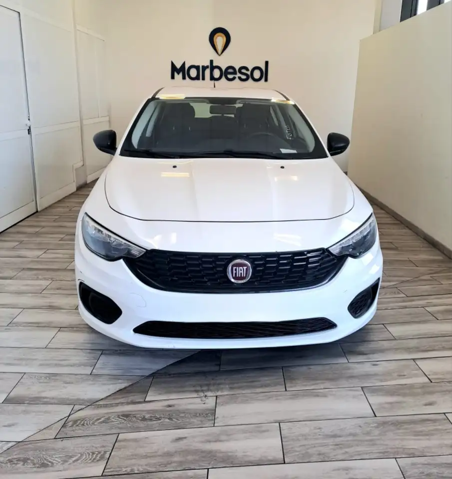 Renting Fiat Tipo 1.4 T-Jet Mirror Blanco