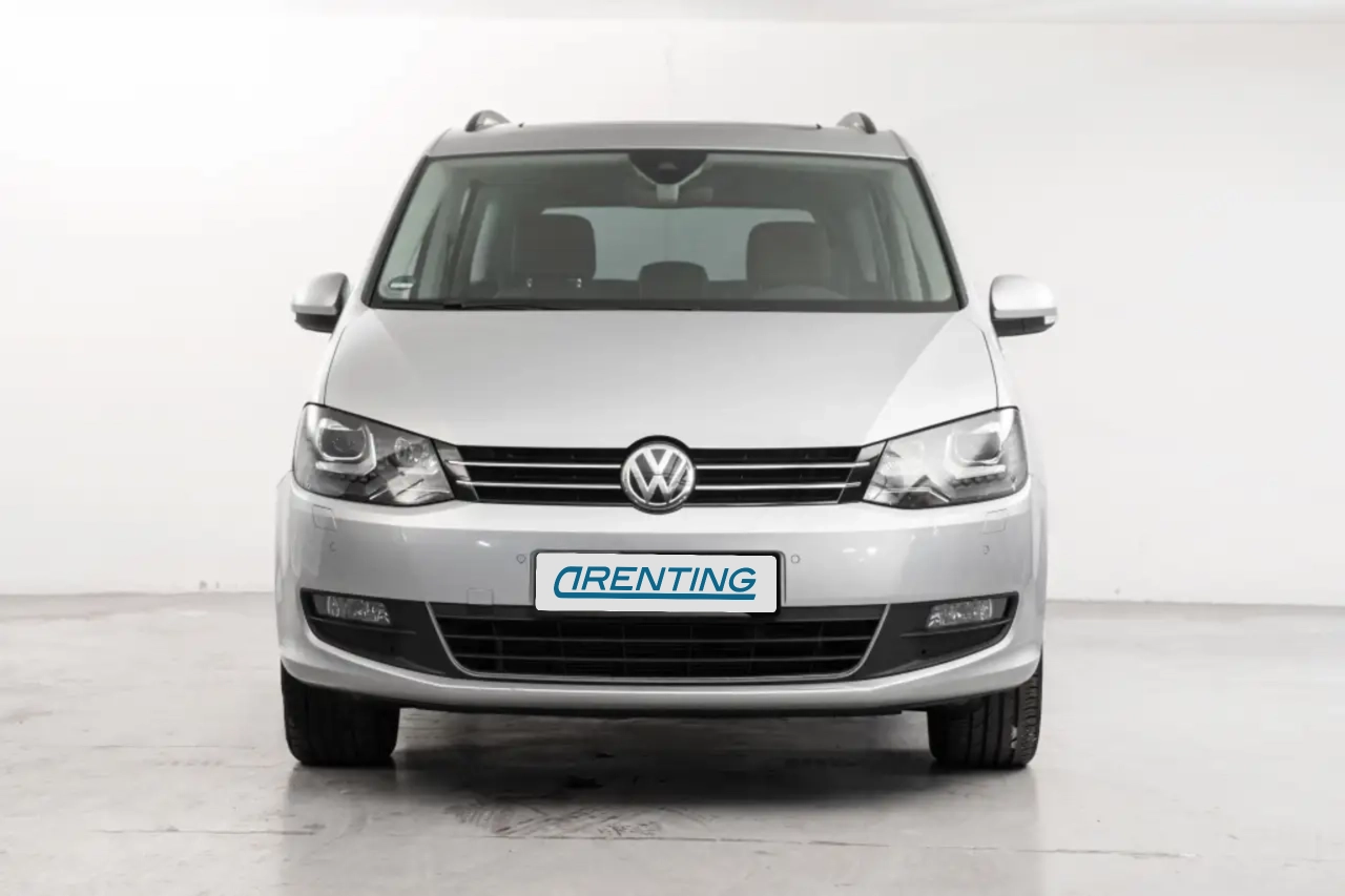 Renting Volkswagen Sharan 1.4 TSI Sport DSG 110kW Plateado