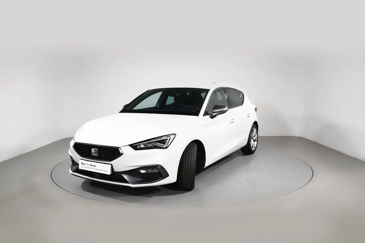 Renting SEAT Leon 1.5 ETSI 110KW S/S FR SPECIAL ED DSG 5P Blanco