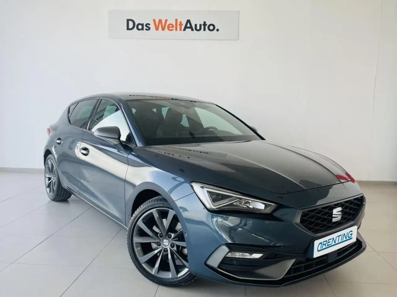 Renting SEAT Leon 1.5 eTSI S&S FR DSG-7 150 Gris 2