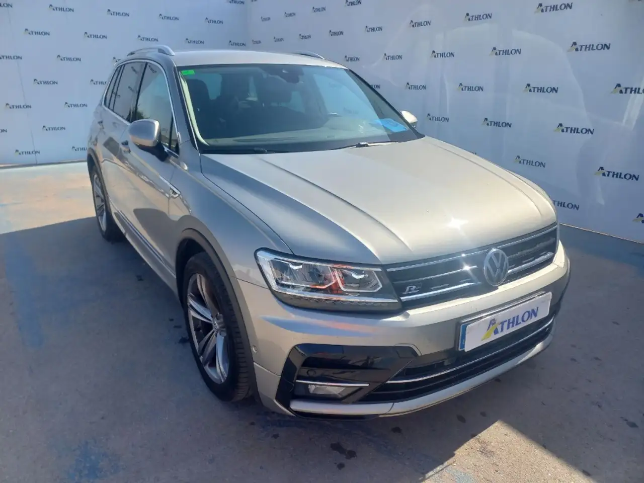 Renting Volkswagen Tiguan 1.5 TSI Advance DSG 110kW Gris 1