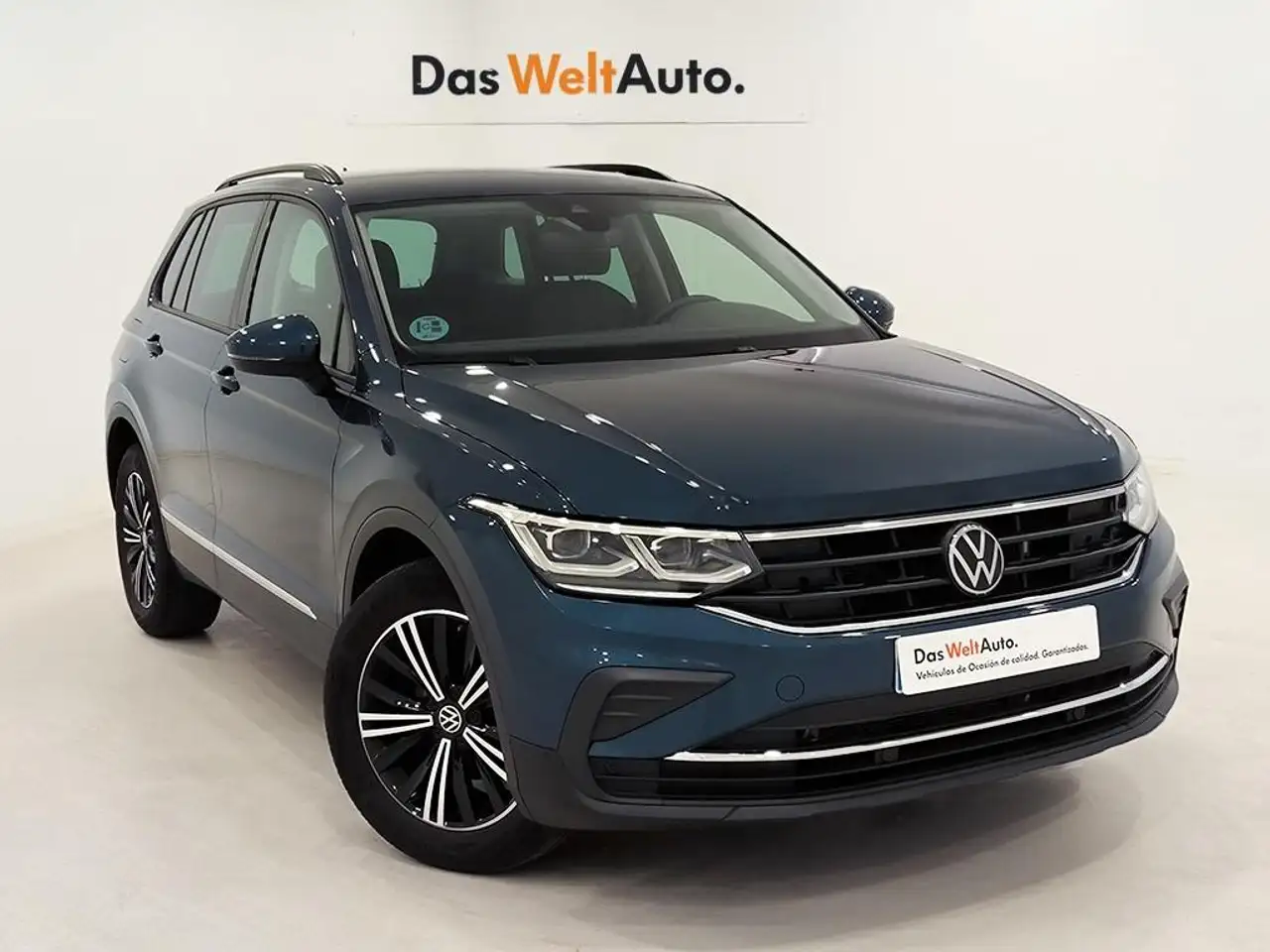 Renting Volkswagen Tiguan 1.5 TSI Life 110kW Azul