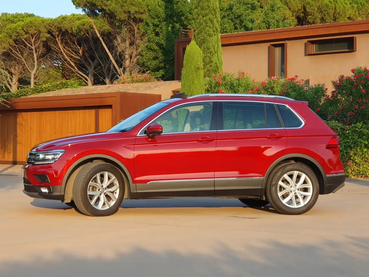 Renting Volkswagen Tiguan 1.5 TSI Sport DSG 110kW Rojo