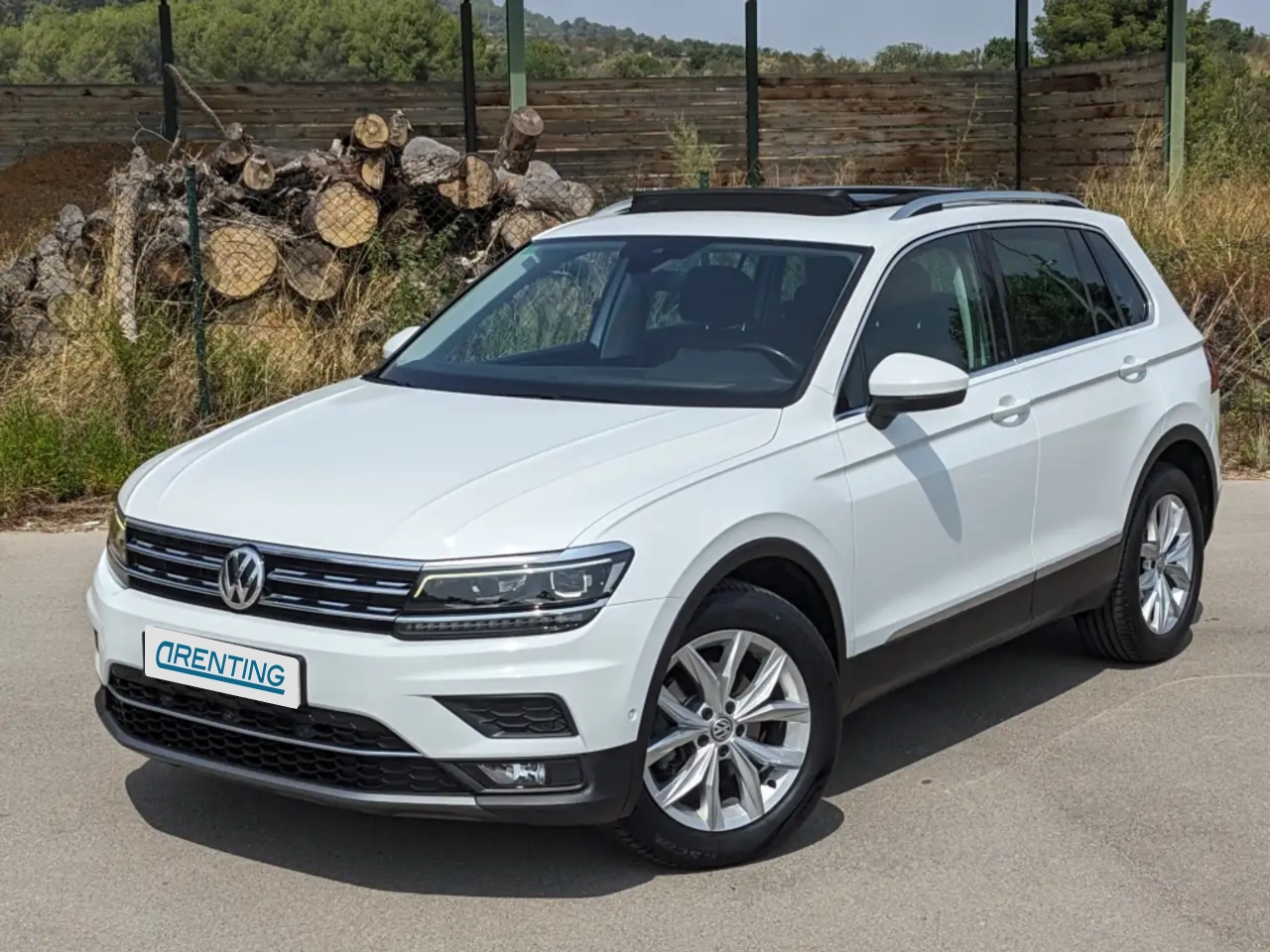 Renting Volkswagen Tiguan 1.5 TSI Sport DSG 110kW Blanco